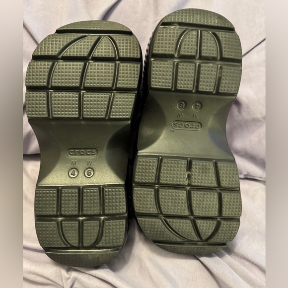 CROCS Stomp Hyper Floral Women's Mules Platform Clogs Black & Purple Flowered W6 - Picture 3 of 4